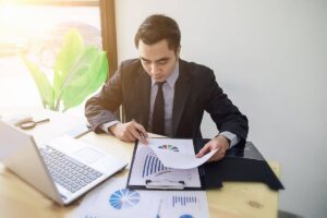 Persona che analizza dei dati