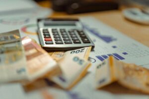 Calcolatrice, grafici e banconote da 50 euro