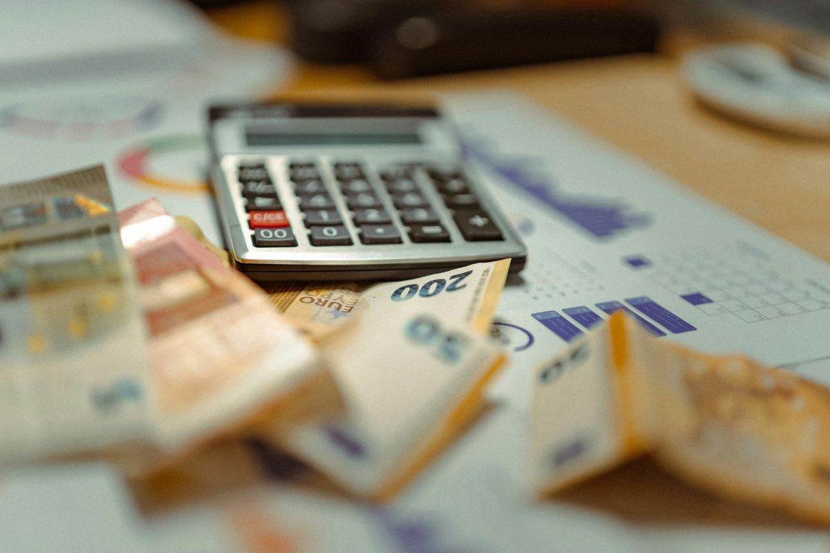 Calcolatrice, grafici e banconote da 50 euro