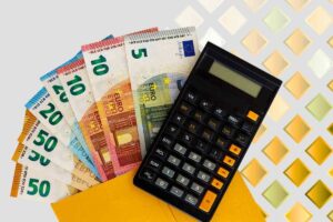 Calcolatrice e busta con soldi