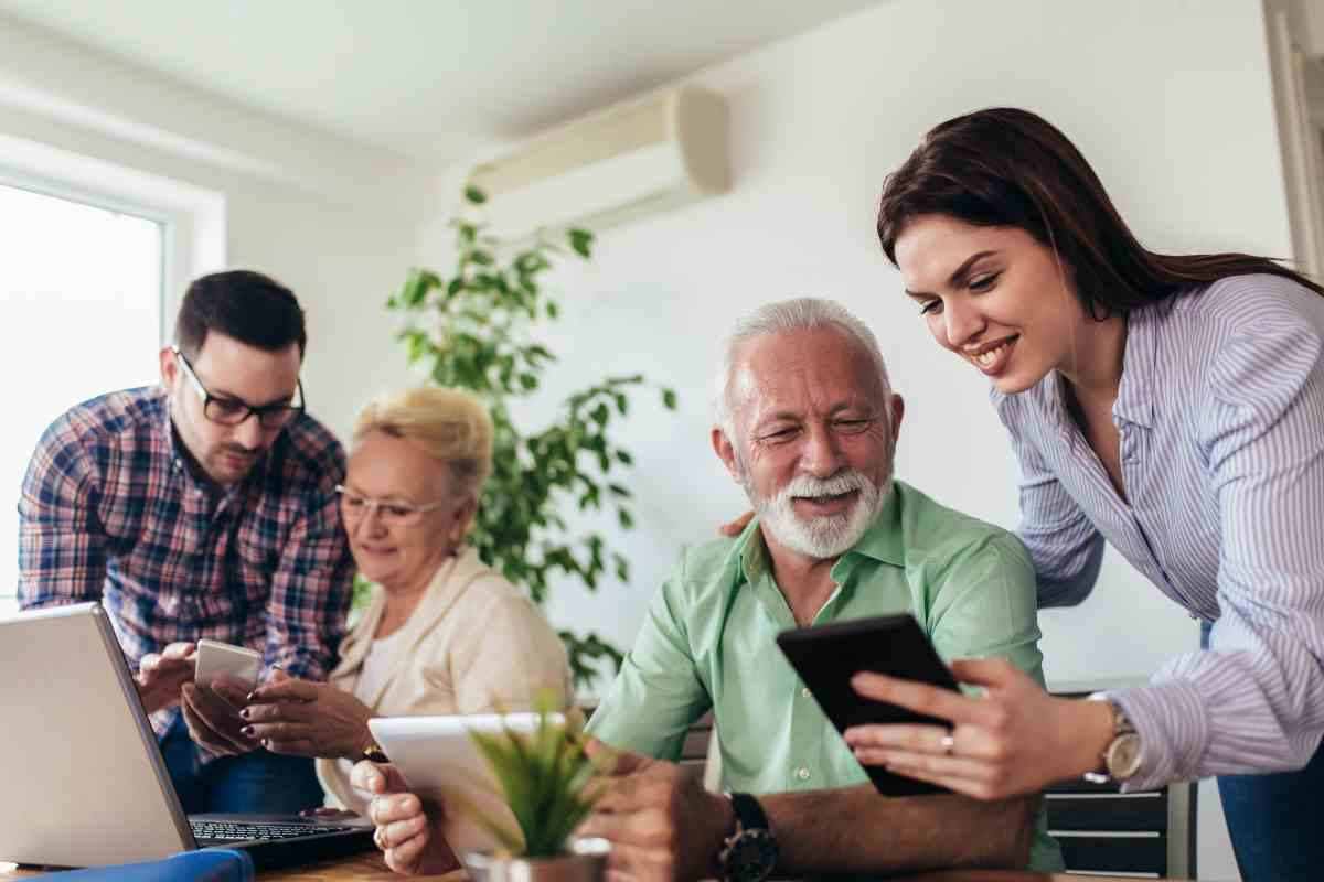Persone al computer