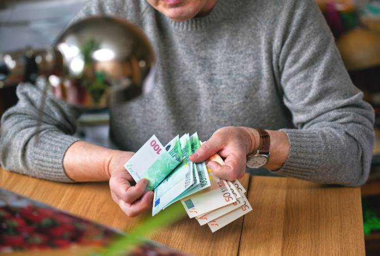 Persona che conta dei soldi