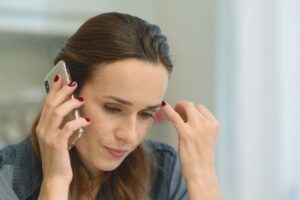 Persona al telefono