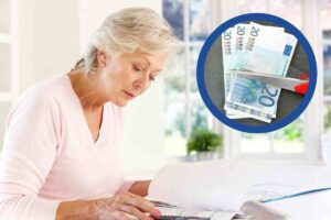 Donna con fogli e forbici che tagliano euro