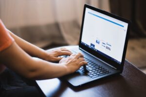 Persona che scrive sui social