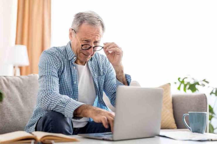 Uomo al computer