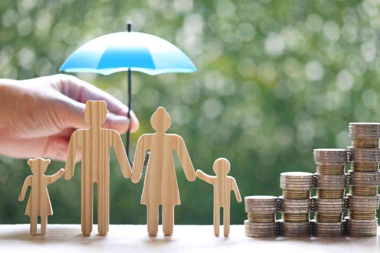 Soldi e ombrello sulla famiglia