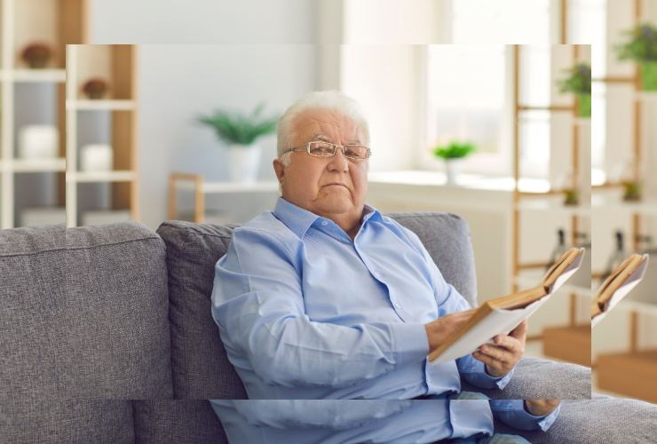 Pensionato che legge notizie