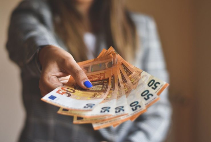 Persona che mostra delle banconote da 50 euro