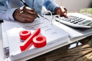 Persona che fa calcoli, simbolo percentuale