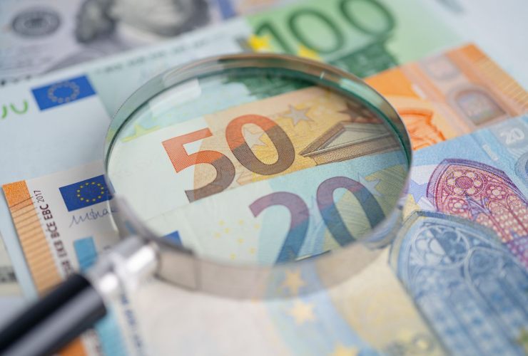 Lente e banconote in euro