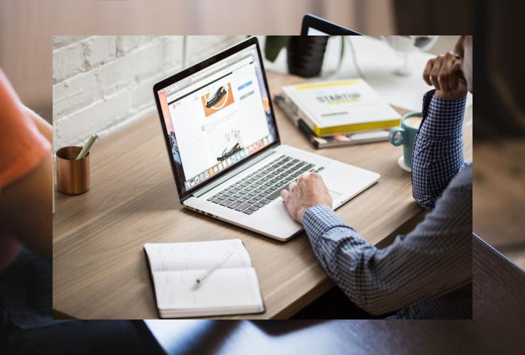 Persona che si informa sul web su cosa fare per risolvere la situazione