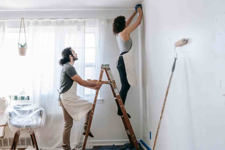 Coppia ristruttura casa