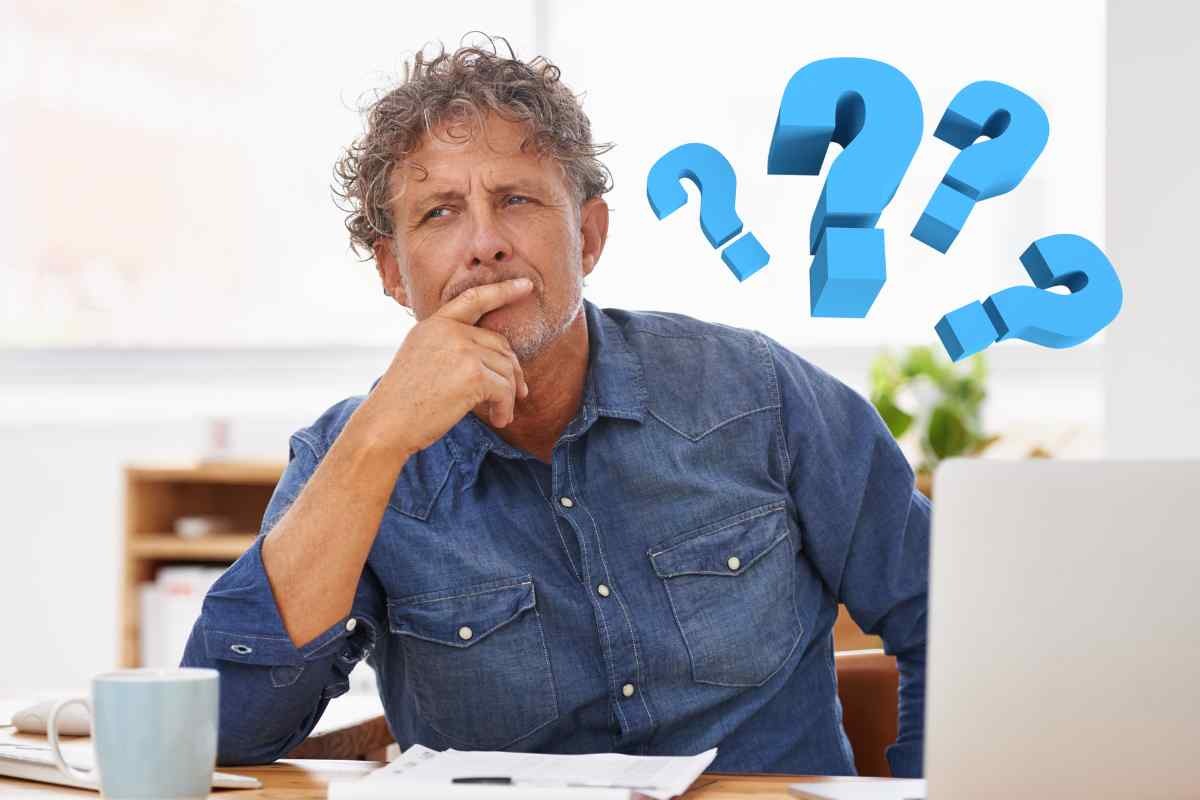 Uomo pensieroso al pc