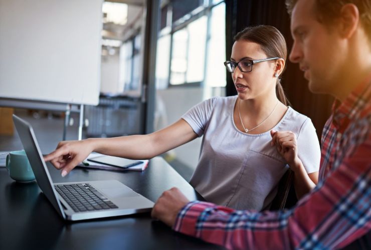 Persone che usano piattaforme online di evndita