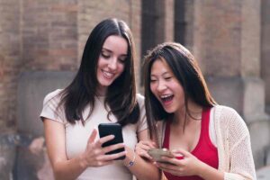 Ragazze al cellulare
