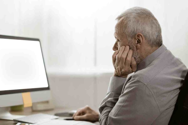 Uomo stanco al pc