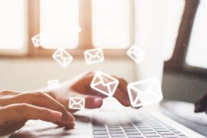 Persona a cui arriva una comunicazione INPS