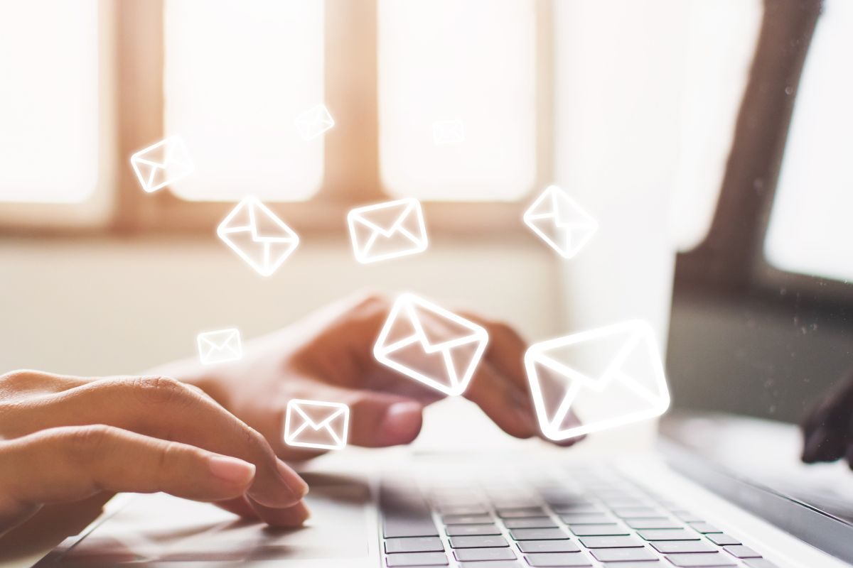 Persona a cui arriva una comunicazione INPS