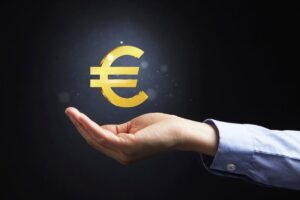 Persona che ha in mano ilsimbolo euro