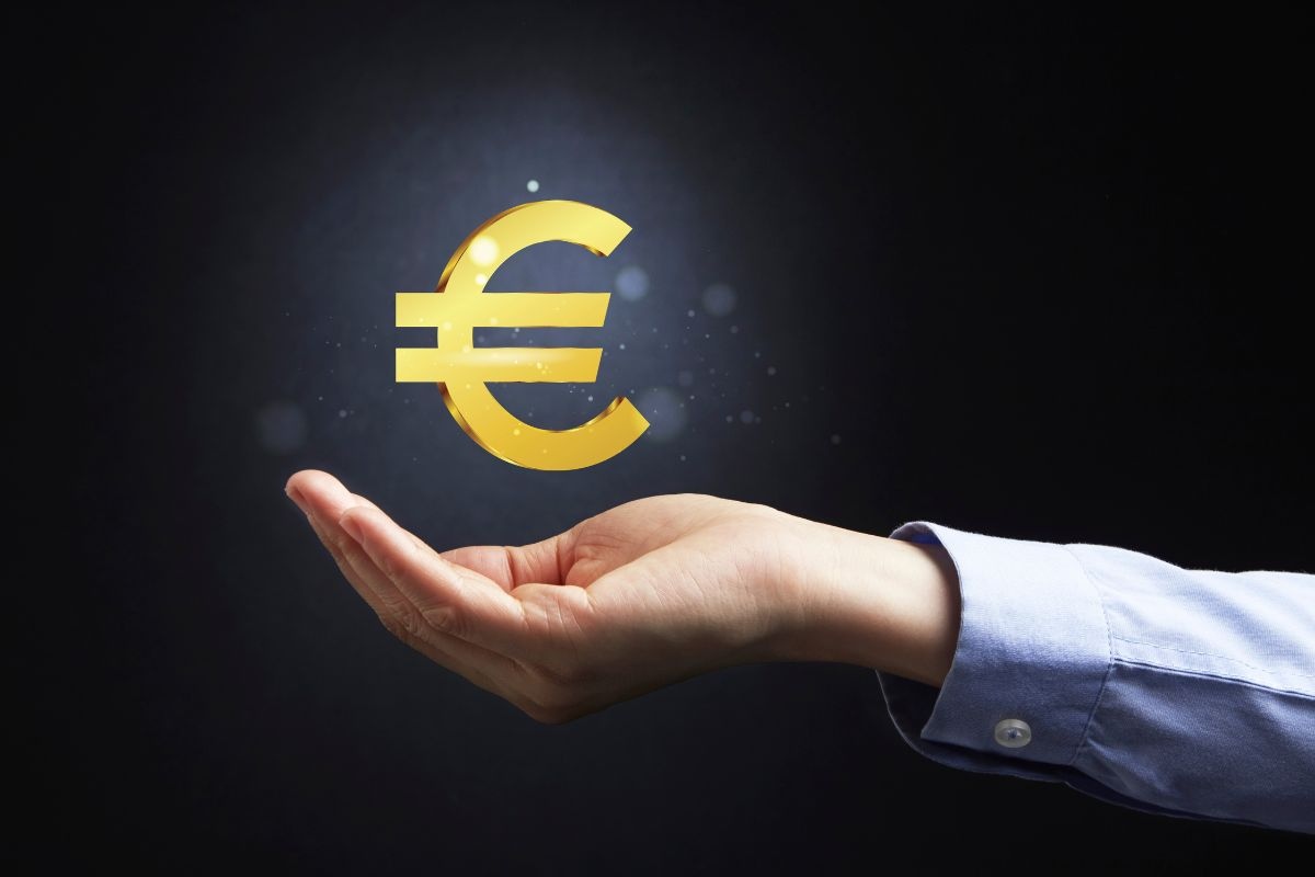 Persona che ha in mano ilsimbolo euro