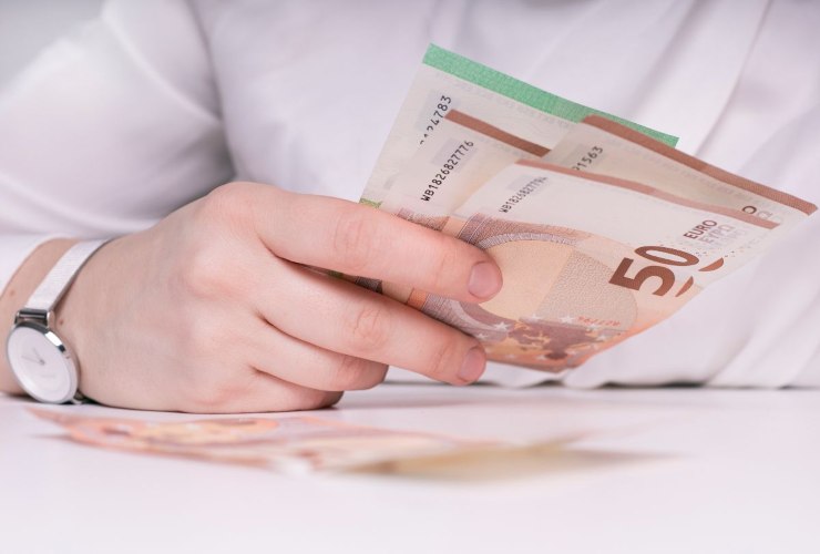 Persona che ha in mano delle banconote