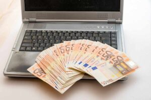 basnconote da 50 euro sulla tastiera di un pc