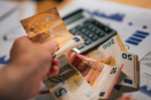 Banconote da 50 euro e calcolatrice
