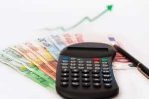 Calcolatrice, grafico e banconote