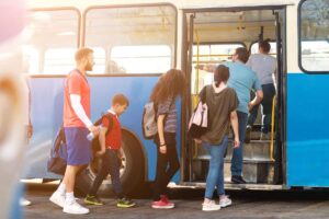persone che salgono su un pullman