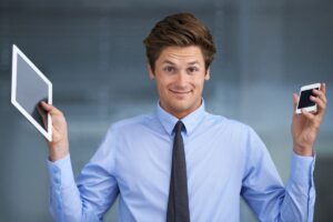 Pesrona felice e che manteine cellulare e ipad dopo aver anlizzato investimenti