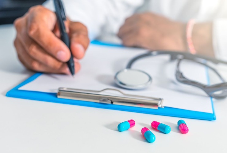 Medico che compila un questionario