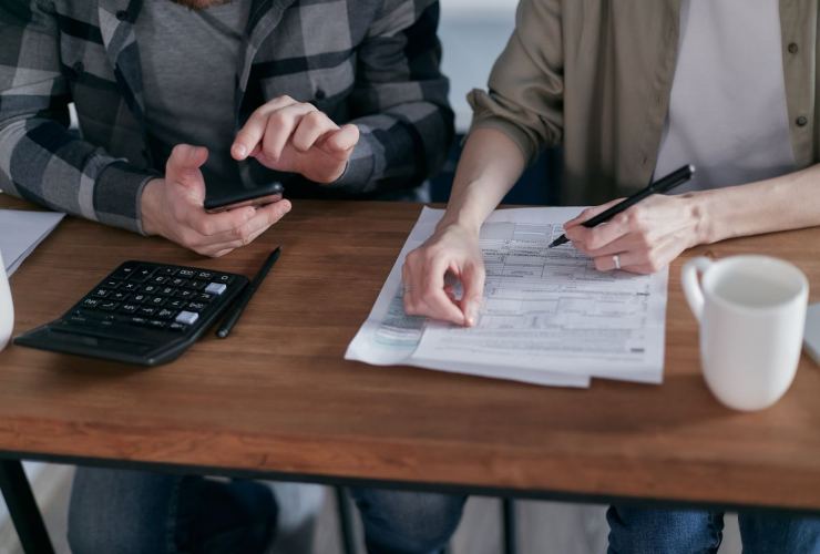 Persone che controllano le detrazioni e le fatture