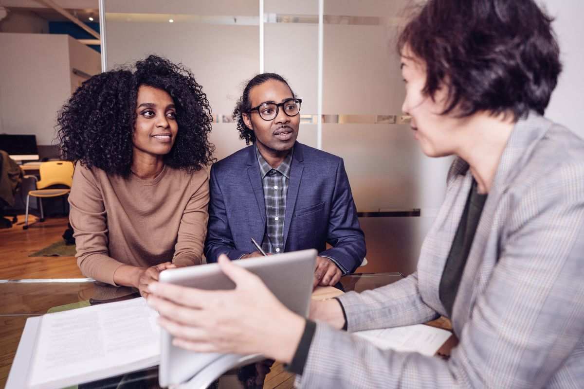 Dipendente banca che illustra le condizioni del cc ai clienti