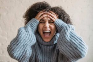 Persona che urla e dà fastidio ai condomini