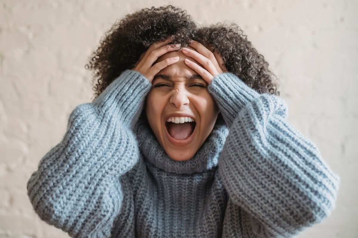 Persona che urla e dà fastidio ai condomini