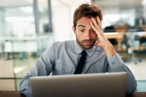 Persona preoccupata per aver sbagliato un pagamento per la detrazione