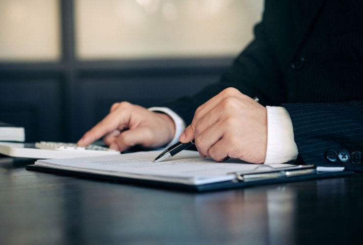 Persona che studia dei documenti che riguardano i BTP