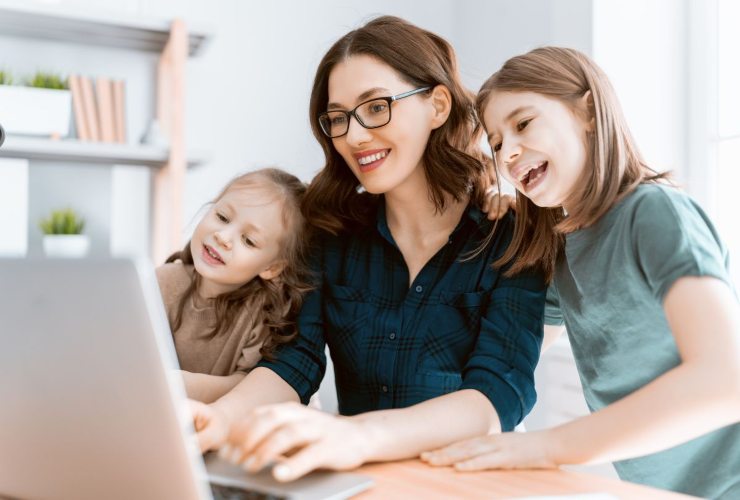 Mamma con figli che si informano sul bonus mamme
