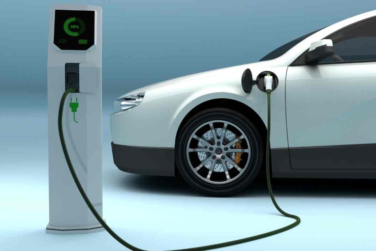 Auto elettrica a caricare