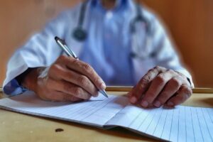 Merdico che scrive un documento