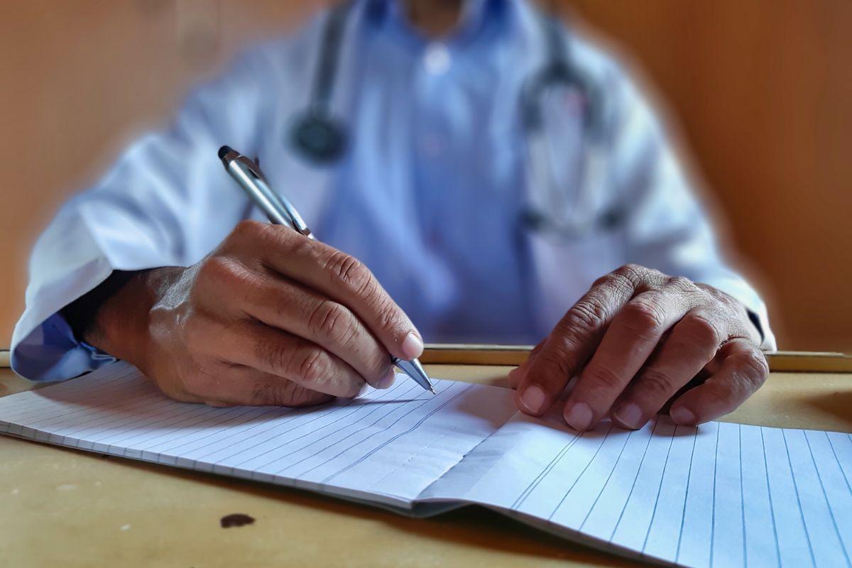 Merdico che scrive un documento