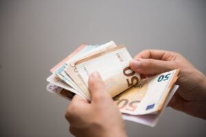 Persona che conta i guadagni