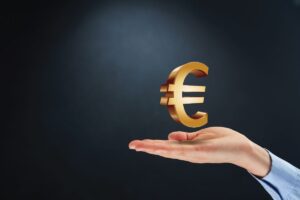 Persona che mantiene in mano simbolo euro