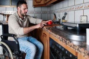 Disabile mentre prepara il pranzo in cucina