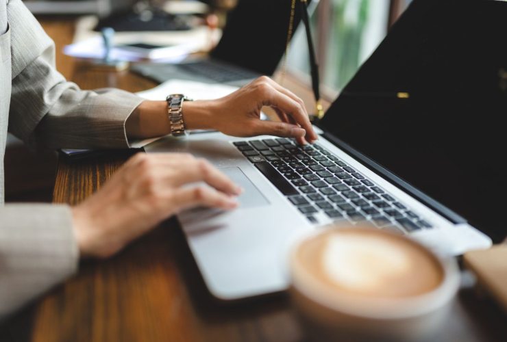 Persona che si informa sul web sui licenziamenti