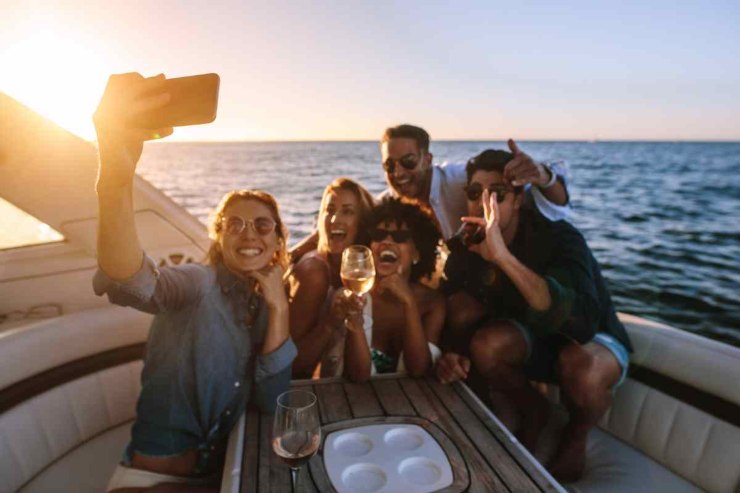 Selfie di gruppo in barca