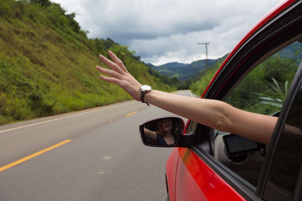Braccio fuori dall'auto
