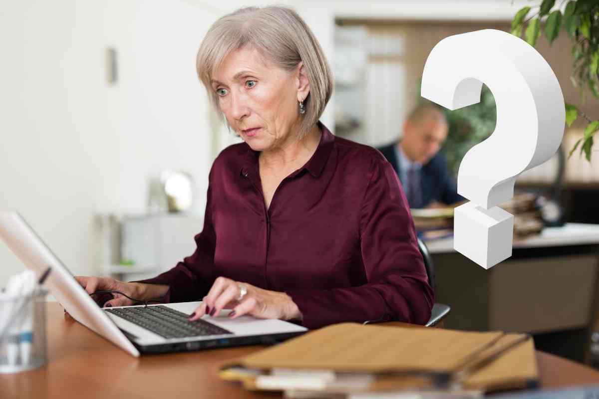 Donna al computer in ufficio