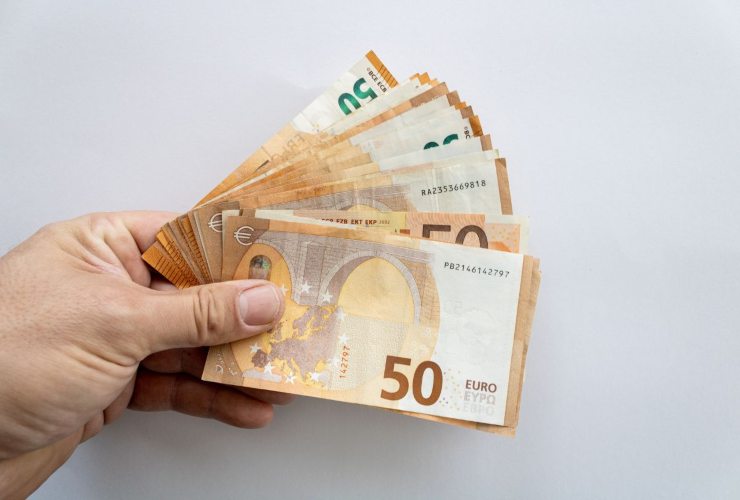 Persona che mantiene banconote da 50 euro